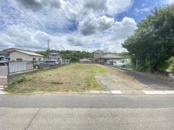 前面道路は広々でとても開放的です。