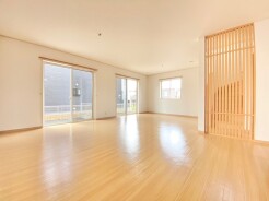 ～余裕の空間が広がるＬＤＫ～
・22.5帖あるＬＤＫはご家族団らんのお時間を余裕の広さで演出してくれます。
・ご内覧の際は家具の配置などもイメージしながらご覧くださいませ。
