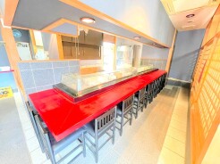 ～お洒落なカウンター席～
・居抜きで飲食店経営を始められます。
・日本食を始めるには最適なカウンター席付きです。