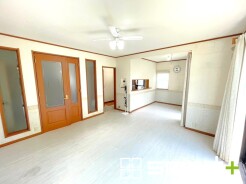 ～穏やかな陽の入るＬＤＫ～
・大きな窓のあるＬＤＫは陽当りも良好で明るい空間となっております。
・ご家族団らんなど過ごす時間の多いＬＤＫが明るいのは嬉しいポイントですね。
