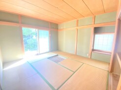 ～「和みの部屋」和室をご用意～
・ゴロンと寝転がったり、お子様のいるご家庭ではお子様を寝かしつけたり、などご活用いただける和室をご用意。
・やはり畳の香りは心が落ち着きますね。
