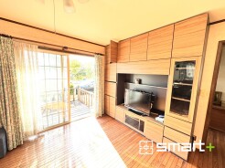 ～嬉しい家具付きです～
・見た目もオシャレなテレビ台壁面収納付きでリビングの収納力が格段に大きくなります。
・リビングに置く物が少なくなるのでスッキリ広々と使えますね。
