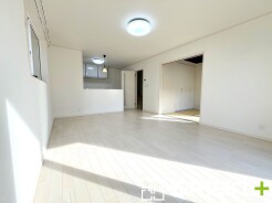 ～ナチュラルな色彩のＬＤＫ～
・自然な風合いの色味で纏められたＬＤＫは家具のコーディネートもしやすくなっております。
・どんなインテリアにするか、考えるだけでも楽しくなりますね。

