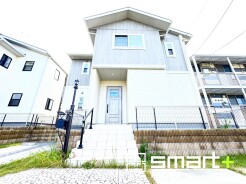 ～新築のように綺麗な外観～
・築年数が経っておりませんので、見た目に古さを感じさせない綺麗な外観となっております。
・リフォームなどに費用が掛からない分、他の部分に予算を回せますよ。
