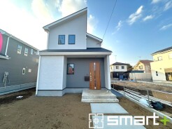 ～閑静な住宅街の立地～
・周辺は閑静な住宅街となっておりますので、静かな暮らしをご実現いただけます。
・前面道路の交通量も多くないので、小さなお子様がいるご家庭でもご安心ですね。
