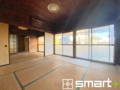～「和みの部屋」和室をご用意～
・ゴロンと寝転がったり、お子様のいるご家庭ではお子様を寝かしつけたり、などご活用いただける和室をご用意。
・やはり畳の香りは心が落ち着きますね。
