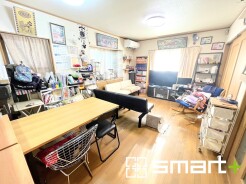 ～穏やかな陽の入るＬＤＫ～
・大きな窓のあるＬＤＫは陽当りも良好で明るい空間となっております。
・ご家族団らんなど過ごす時間の多いＬＤＫが明るいのは嬉しいポイントですね。
