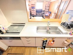 ～使い勝手の良いシステムキッチン～
・料理がしやすい設計のキッチンでお料理もはかどりますね。
・もちろんキッチン下部は収納になっておりますので、フライパンなども収納可能です。
