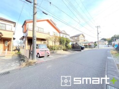 ～閑静な住宅街の立地～
・周辺は閑静な住宅街となっておりますので、静かな暮らしをご実現いただけます。
・前面道路の交通量も多くないので、小さなお子様がいるご家庭でもご安心ですね。
