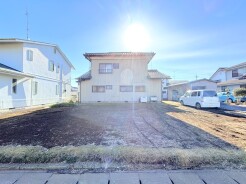 ～閑静な住宅街の立地～
・周辺は閑静な住宅街となっておりますので、静かな暮らしをご実現いただけます。
・前面道路の交通量も多くないので、小さなお子様がいるご家庭でもご安心ですね。
