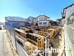 ～ベタ基礎でしっかりとした土台～
・コンクリートの中に鉄筋を配し強度を高めた「ベタ基礎」を採用。
・しっかりとした土台を造ったうえで、その上に建物が築造されていきます。
