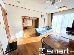 ～穏やかな陽の入るＬＤＫ～
・大きな窓のあるＬＤＫは陽当りも良好で明るい空間となっております。
・ご家族団らんなど過ごす時間の多いＬＤＫが明るいのは嬉しいポイントですね。

