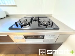 ～お料理がはかどる三口コンロ～
・同時進行で調理が可能な三口コンロで家事の時短に。
・グリルも付いているのでお料理の幅も広がりますね。
