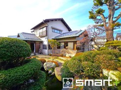 ～和風な外観の邸宅～
・シックな和風の外観のお住まい。心が落ち着く見た目となっております。
・外壁や屋根のリフォームをお考えの方もお気軽にご相談くださいませ。

