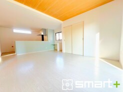～余裕の空間が広がるＬＤＫ～
・19.6帖あるＬＤＫはご家族団らんのお時間を余裕の広さで演出してくれます。
・ご内覧の際は家具の配置などもイメージしながらご覧くださいませ。
 
