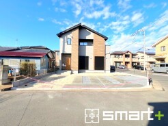 ～開放感ある角地のお住まい～
・２方向が空く事で開放感のある角地に位置しております。
・窮屈な感じが無く、ゆったりと暮らせるこの魅力をぜひ現地でご体感くださいませ。
