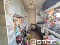 ～広々キッチンスペース～
・キッチンスペースは余裕のある広さとなっており、キッチン内のでのすれ違いも楽々。
・お料理や洗い物がしやすい設計となっております。
