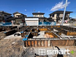 ～十分な広さのある前面道路～
・前面道路は約6ｍございますので、お車でのすれ違いも楽々で余計なストレスがかかりません。
・日々お車での移動が多い方には大切なポイントですね。
