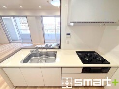 ～人気のカウンターキッチン～
・キッチンは人気のカウンタータイプを採用。「ご家族の顔が見える」造りです。
・蛇口に浄水器が内蔵されているなど機能面でも優れた仕様です。
