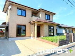 ～閑静な住宅街の立地～
・周辺は閑静な住宅街となっておりますので、静かな暮らしをご実現いただけます。
・前面道路の交通量も多くないので、小さなお子様がいるご家庭でもご安心ですね。
