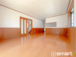 ～穏やかな陽の入るＬＤＫ～
・大きな窓のあるＬＤＫは陽当りも良好で明るい空間となっております。
・ご家族団らんなど過ごす時間の多いＬＤＫが明るいのは嬉しいポイントですね。
