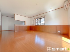 ～ナチュラルな色彩のＬＤＫ～
・自然な風合いの色味で纏められたＬＤＫは家具のコーディネートもしやすくなっております。
・どんなインテリアにするか、考えるだけでも楽しくなりますね。
