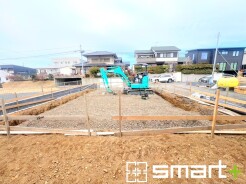 ～ベタ基礎でしっかりとした土台～
・コンクリートの中に鉄筋を配し強度を高めた「ベタ基礎」を採用。
・しっかりとした土台を造ったうえで、その上に建物が築造されていきます。
ひたちなか市後期3期2号棟 