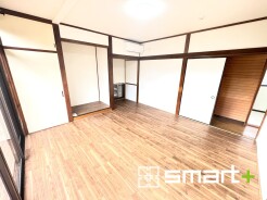 ～自然な風合いの洋室～
・ナチュラルな色彩で纏められた洋室は家具のコーディネートもしやすくなっております。
・どんな家具にするか考えるだけでも楽しくなってきますね。
