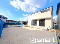 ～広々したお庭のある邸宅～
・余裕の敷地には広いお庭もご用意。
・ガーデニングや安らぎの空間として、倉庫を置いたりと様々な活用が可能です。
・人工芝の敷設などもお気軽にご相談くださいませ。
（1号棟）