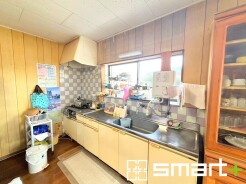 ～リビングを有効活用～
・キッチンは対面式ではなく壁側にございますので、お部屋の中の空間を有効活用できます。
・現地ではぜひ家具の配置などもイメージしながらご見学くださいませ。
