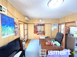～穏やかな陽の入るＬＤＫ～
・大きな窓のあるＬＤＫは陽当りも良好で明るい空間となっております。
・ご家族団らんなど過ごす時間の多いＬＤＫが明るいのは嬉しいポイントですね。
