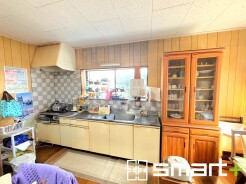 ～使い勝手の良いキッチン～
・料理がしやすい設計のキッチンでお料理もはかどりますね。
・もちろんキッチン下部は収納になっておりますので、フライパンなども収納可能です。
