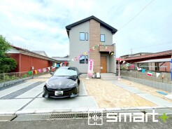 ～モダンな印象の外観～
・木目調をアクセントとしたことで温かみのある落ち着いた印象の外観。
・毎日家に帰ってくることが誇らしくなりますね。