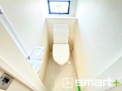 ～やはり便利なタンク式トイレ～
・最近はタンクレストイレもございますが、タンク式の場合は停電時もお水を流すことが可能。
・故障時なども比較的費用が安くなるなど、メリットが多くなります。
