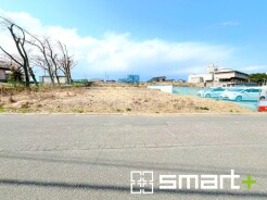 ～十分な広さのある前面道路～
・前面道路は約7.3～7.5ｍございますので、お車でのすれ違いも楽々で余計なストレスがかかりません。
・日々お車での移動が多い方には大切なポイントですね。
