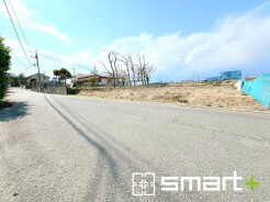 ～閑静な住宅街の立地～
・周辺は閑静な住宅街となっておりますので、静かな暮らしをご実現いただけます。
・前面道路の交通量も多くないので、小さなお子様がいるご家庭でもご安心ですね。
