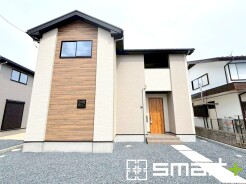 ～モダンな印象の外観～
・木目調をアクセントにしたことで温かみのある落ち着いた印象の外観。
・木目調の外壁アクセントは幅広いテイストにマッチし、住まいに温かみや高級感を与えてくれる人気のデザインです。
