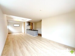 ～余裕の空間が広がるＬＤＫ～
・２３.６帖あるＬＤＫはご家族団らんのお時間を余裕の広さで演出してくれます。
・ご内覧の際は家具の配置などもイメージしながらご覧くださいませ。