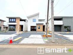 ～モダンな印象の外観～
・木目調の外壁アクセントは幅広いテイストにマッチし、住まいに温かみや高級感を与えてくれる人気のデザインです。
・木目調×ホワイトカラーでオシャレな印象の外観。