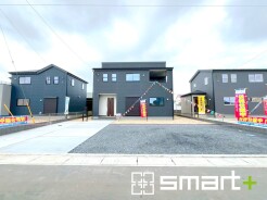 ～シックな色彩の外観を採用～
・外壁に濃い色を採用する事でモダンな印象のシックな外観となっております。
・高級感も出るので毎日家に帰るのが誇らしくなります。ぜひ現地でご確認くださいませ。