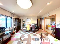 ～ナチュラルな色彩のＬＤＫ～
・自然な風合いの色味で纏められたＬＤＫは家具のコーディネートもしやすくなっております。
・どんなインテリアにするか、考えるだけでも楽しくなりますね。
