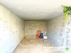 カースペースになります。屋根がありますので、車の日焼け防止や、冬の凍結防止になります。