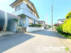 ～十分な広さのある前面道路～
・前面道路は約5ｍございますので、お車でのすれ違いも楽々で余計なストレスがかかりません。
・日々お車での移動が多い方には大切なポイントですね。
