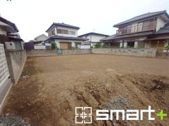 ～閑静な住宅街の立地～
・周辺は閑静な住宅街となっておりますので、静かな暮らしをご実現いただけます。
・前面道路の交通量も多くないので、小さなお子様がいるご家庭でもご安心ですね。
