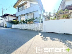 ～閑静な住宅街の立地～
・周辺は閑静な住宅街となっておりますので、静かな暮らしをご実現いただけます。
・前面道路の交通量も多くないので、小さなお子様がいるご家庭でもご安心ですね。

