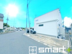 ～新築のように綺麗な外観～
・築年数が経っておりませんので、見た目に古さを感じさせない綺麗な外観となっております。
・リフォームなどに費用が掛からない分、他の部分に予算を回せますよ。

