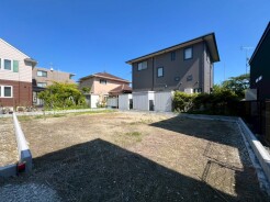 ～収納豊富な洋室～
・各居室に備え付けの収納をご用意。タンスなどを置く場合と比べ出っ張らないので部屋の中を有効のご活用いただけます。
・収納の広さなどぜひ現地でご確認くださいませ。

