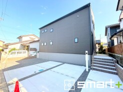 ～シックな色彩の外観を採用～
・外壁に濃い色を採用する事でモダンな印象のシックな外観となっております。
・高級感も出るので毎日家に帰るのが誇らしくなります。ぜひ現地でご確認くださいませ。
