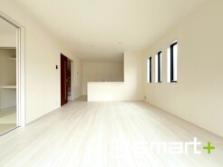 ～窓からはたっぷりの陽光～
・穏やかな陽だまりに包まれる居心地の良いＬＤＫは南側に大開口の窓があるので明るく開放的な空間になります。
・柔らかみのあるナチュラルカラーで、家具やカーテンの色も選びやすいですね。
(１号棟)