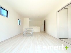 ～穏やかな陽の入るＬＤＫ～
・大きな窓のあるＬＤＫは陽当りも良好で明るい空間となっております。
・ご家族団らんなど過ごす時間の多いＬＤＫが明るいのは嬉しいポイントですね。
